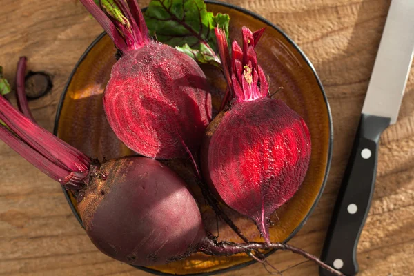 Raw beetroot on wooden background — Stock Photo, Image