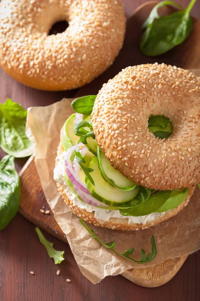 Avokádó szendvics a bagel krémsajt, hagyma uborka arugu — Stock Fotó