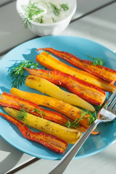 Cenouras coloridas assadas no prato — Fotografia de Stock
