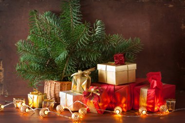 kutusu ve dekorasyon Noel hediye fener kırmızı ve altın mum