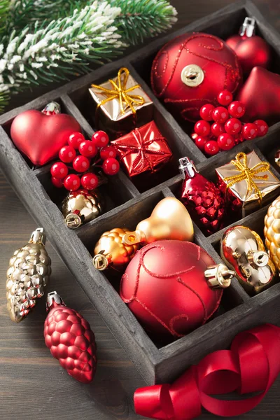 Vánoční dárky a dekorace v dřevěné krabici — Stock fotografie