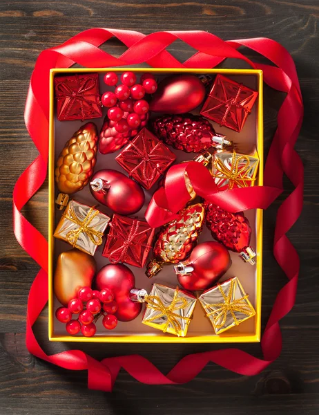 Julklapp och dekoration i rutan — Stockfoto