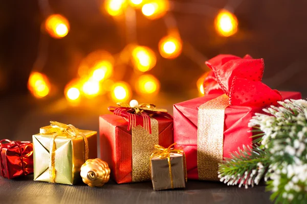 Piros és arany karácsonyi ajándék doboz és dekoráció lámpa gyertya — Stock Fotó