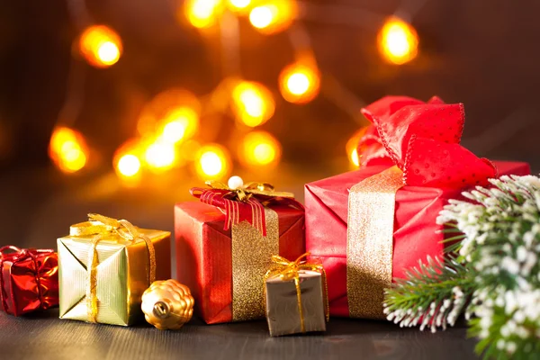 Caja de regalo de Navidad roja y dorada y vela de linterna de decoración —  Fotos de Stock