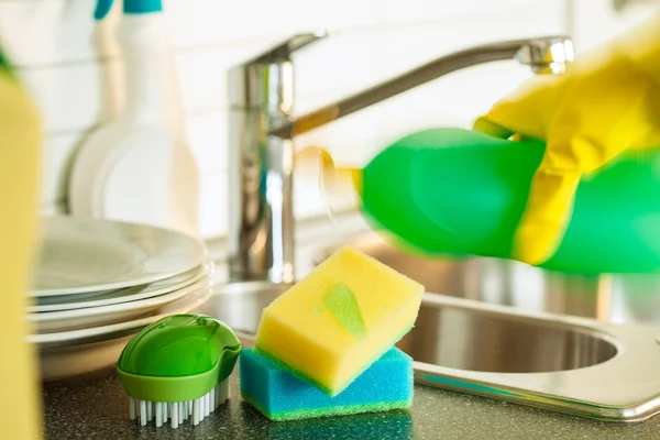 Ρίχνει υγρό πιάτων σφουγγάρι κουζίνας πλύση καθαρισμού — Φωτογραφία Αρχείου