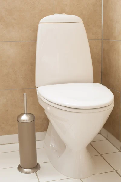 Белая унитаз в современной ванной — стоковое фото