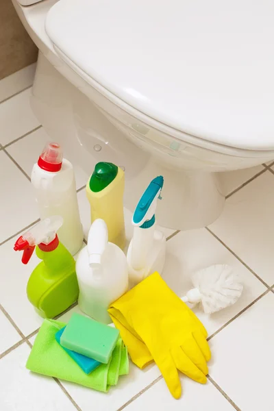 Čisticí rukavice položky vyčistit bílé záchodové mísy koupelna — Stock fotografie