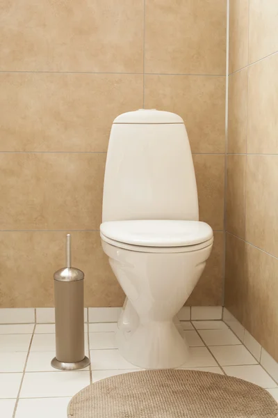 Weiße Toilettenschüssel im modernen Badezimmer — Stockfoto