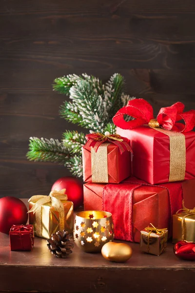 Caja de regalo de Navidad roja y dorada y vela de linterna de decoración —  Fotos de Stock