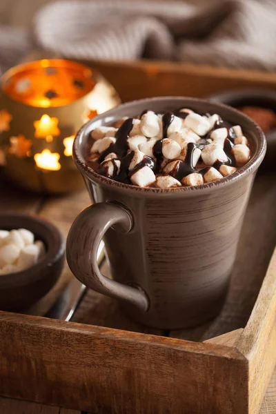 Chocolate quente com mini marshmallows bebida de aquecimento — Fotografia de Stock