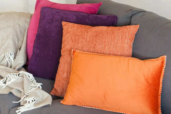 Almofada colorida no sofá aconchegante casa outono — Fotografia de Stock