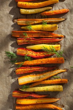 Sac pişirme üzerinde kavrulmuş renkli havuç