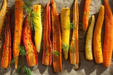 Sac pişirme üzerinde kavrulmuş renkli havuç