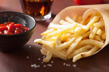 rustik arka plan üzerine ketçap ile patates kızartması