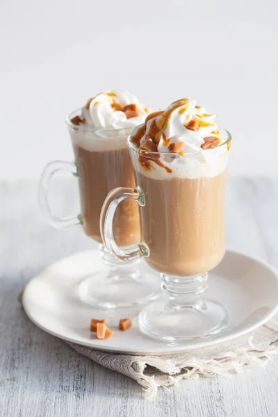 Latte cu frisca si caramel — Fotografie, imagine de stoc