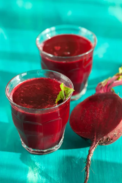 Suco de beterraba saudável fresco e vegetal — Fotografia de Stock