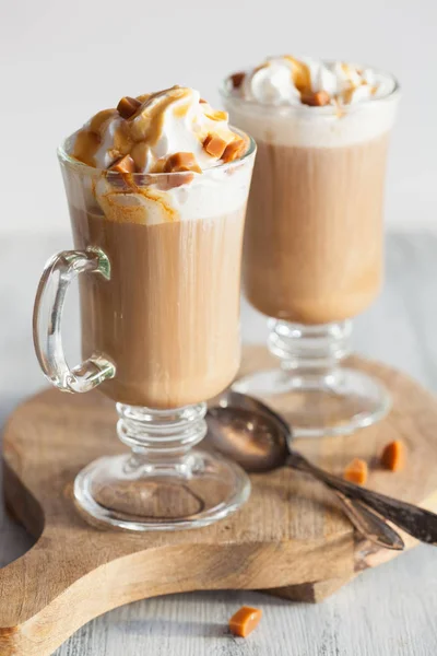 Latte com chantilly e caramelo — Fotografia de Stock