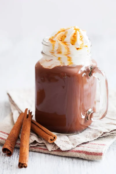 Forró csokoládé, karamell, befőttesüvegbe tejszínhabbal — Stock Fotó