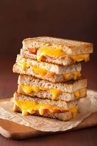 Sándwich de queso y tocino a la plancha — Foto de Stock