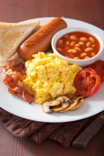 Petit déjeuner anglais complet avec œufs brouillés, bacon, saucisse, haricot — Photo
