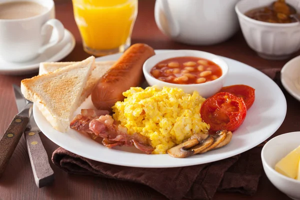 Desayuno inglés completo con huevos revueltos, tocino, salchicha, frijol — Foto de Stock