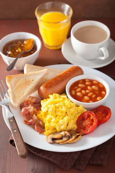 Petit déjeuner anglais complet avec œufs brouillés, bacon, saucisse, haricot — Photo