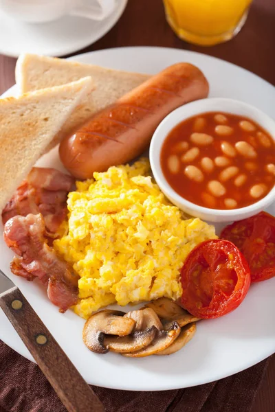 Pequeno-almoço inglês completo com ovos mexidos, bacon, salsicha, feijão — Fotografia de Stock