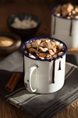 şekerleme sıcak çikolata mini lokum tarçın kış içki