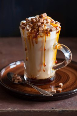 Cafe latte krem şanti ve karamel