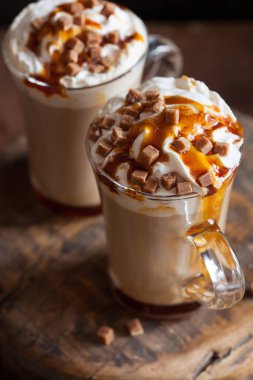 Cafe latte krem şanti ve karamel