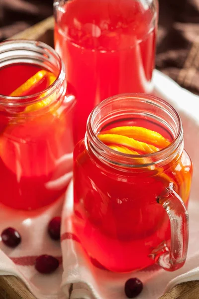 Chá de cranberry quente com bebida de aquecimento de canela laranja — Fotografia de Stock