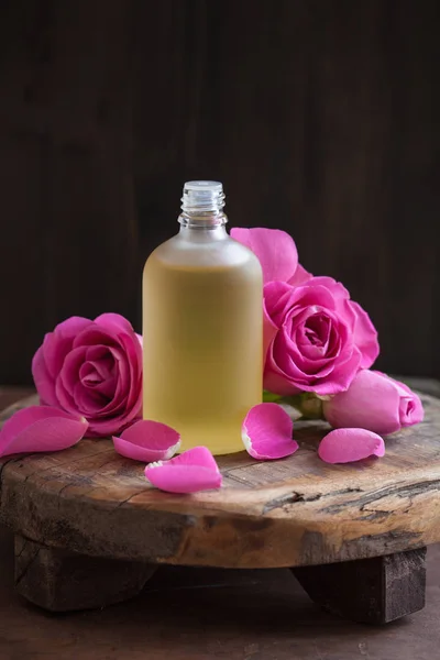 Óleo essencial e flores de rosas aromaterapia spa perfumaria — Fotografia de Stock