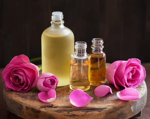 Etherische olie en roze bloemen aromatherapie spa-parfumerie — Stockfoto