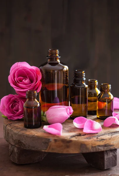 Olio essenziale e fiori di rosa aromaterapia spa profumeria — Foto Stock