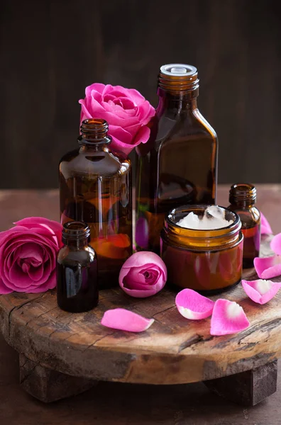 Натуральная косметика в стеклянных банках и розовых цветах ароматерапия спа — стоковое фото