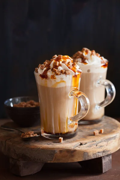 Cafe latte dengan whipped cream dan karamel — Stok Foto