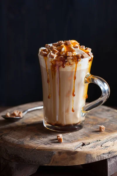 Cafe latte krem şanti ve karamel — Stok fotoğraf