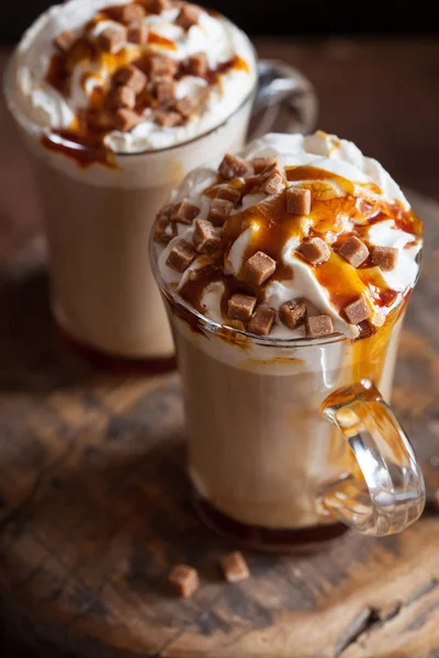 Cafe latte tejszínhabbal és karamell — Stock Fotó