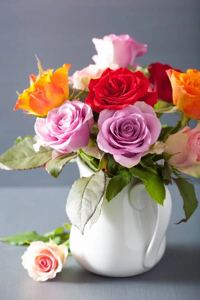 Gyönyörű színes Rózsa virágok csokor vázában — Stock Fotó