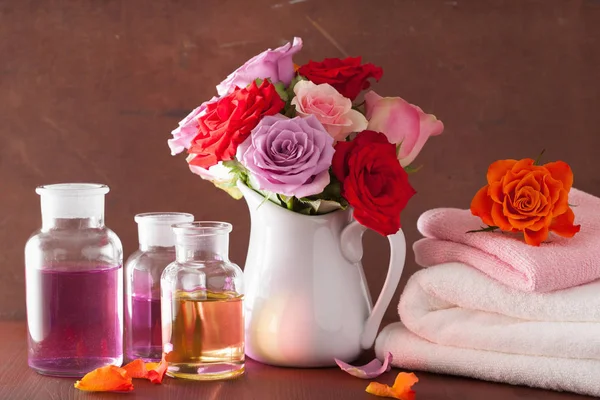 Aceite esencial y flores de rosas aromaterapia spa perfumería — Foto de Stock