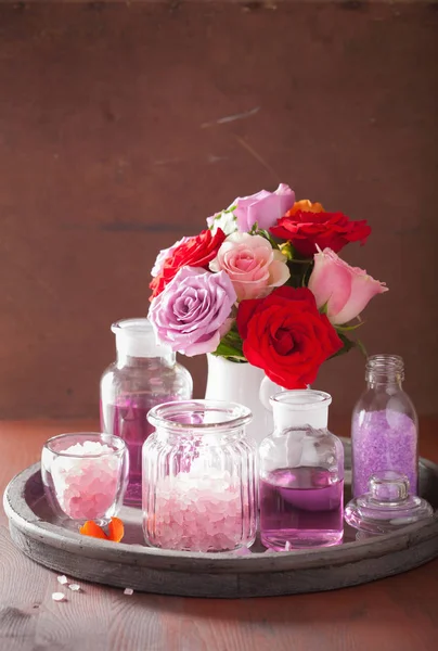 Spa aromaterapi med rosa blommor eterisk olja salt — Stockfoto