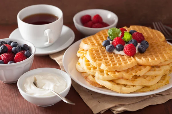 Waffles com creme fraiche e bagas para o café da manhã — Fotografia de Stock