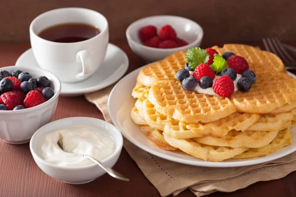 Waffeln mit Creme fraiche und Beeren zum Frühstück — Stockfoto