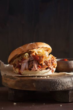 ev yapımı çekti domuz burger karamelize soğan ve Barbekü sos