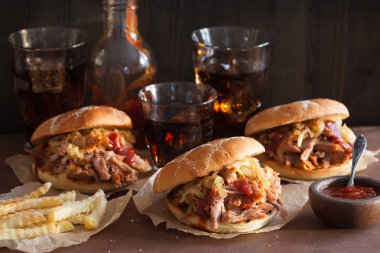 ev yapımı çekti domuz burger karamelize soğan ve Barbekü sos