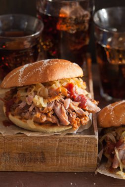 ev yapımı çekti domuz burger karamelize soğan ve Barbekü sos