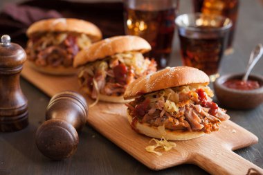 ev yapımı çekti domuz burger karamelize soğan ve Barbekü sos