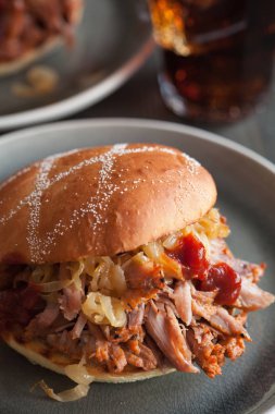 ev yapımı çekti domuz burger karamelize soğan ve Barbekü sos