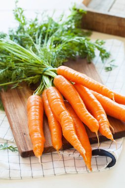 çiğ havuç sebze Ahşap doğrama tahtası üzerinde