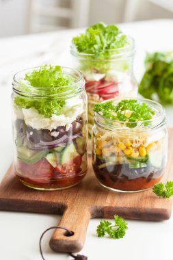 mason kavanoz sağlıklı sebze peynirli salata